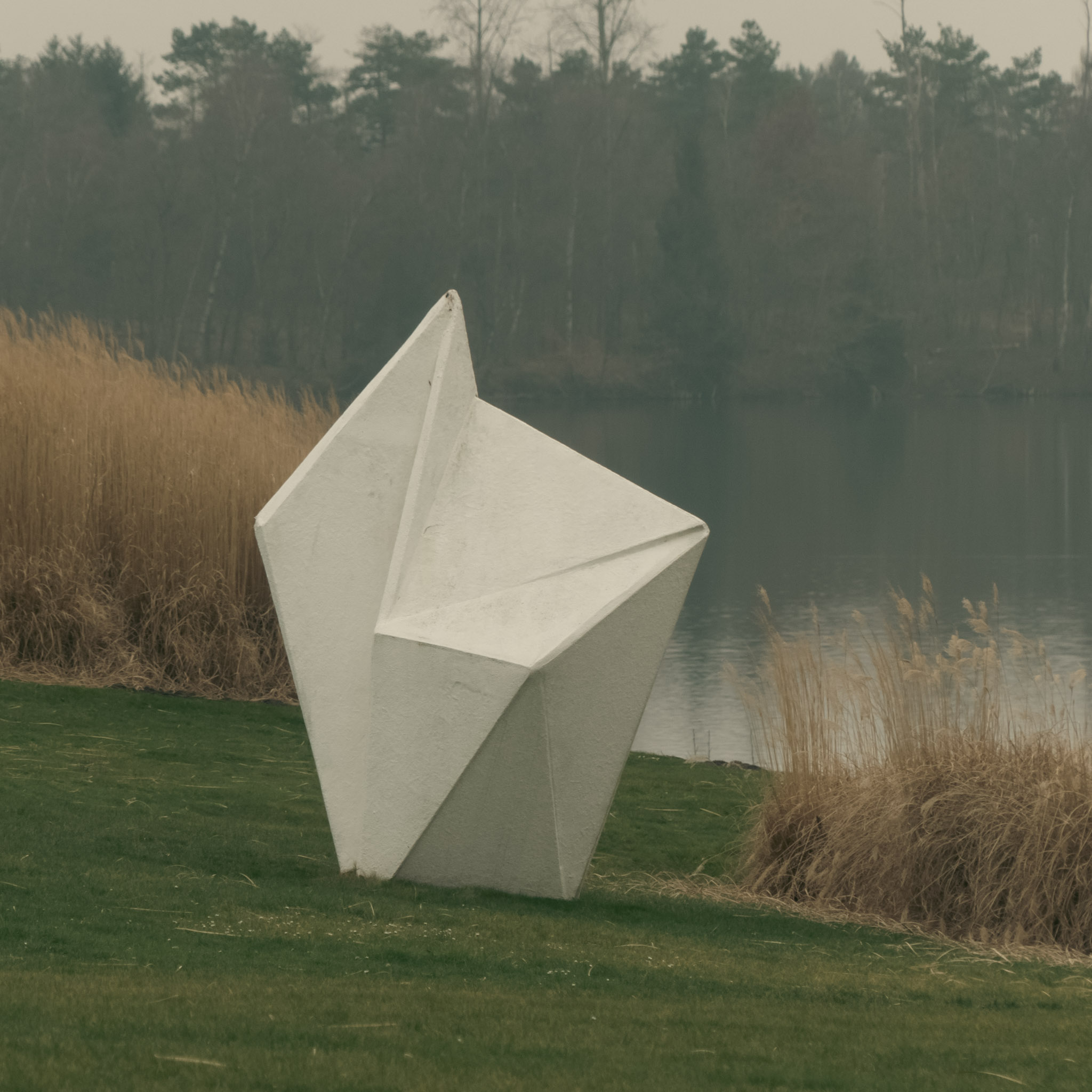 Vreemdsoortig wit standbeeld aan het water