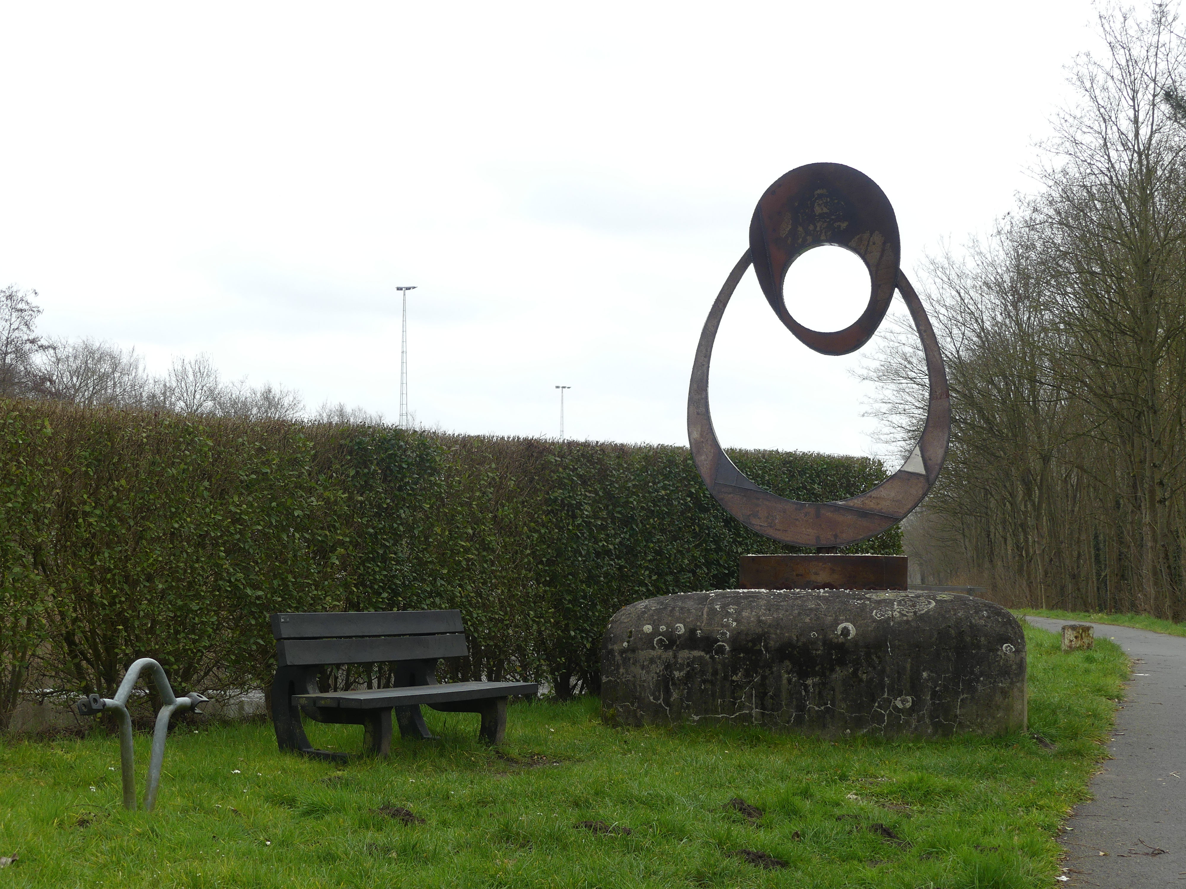 Abstract standbeeld op een kleien bunker