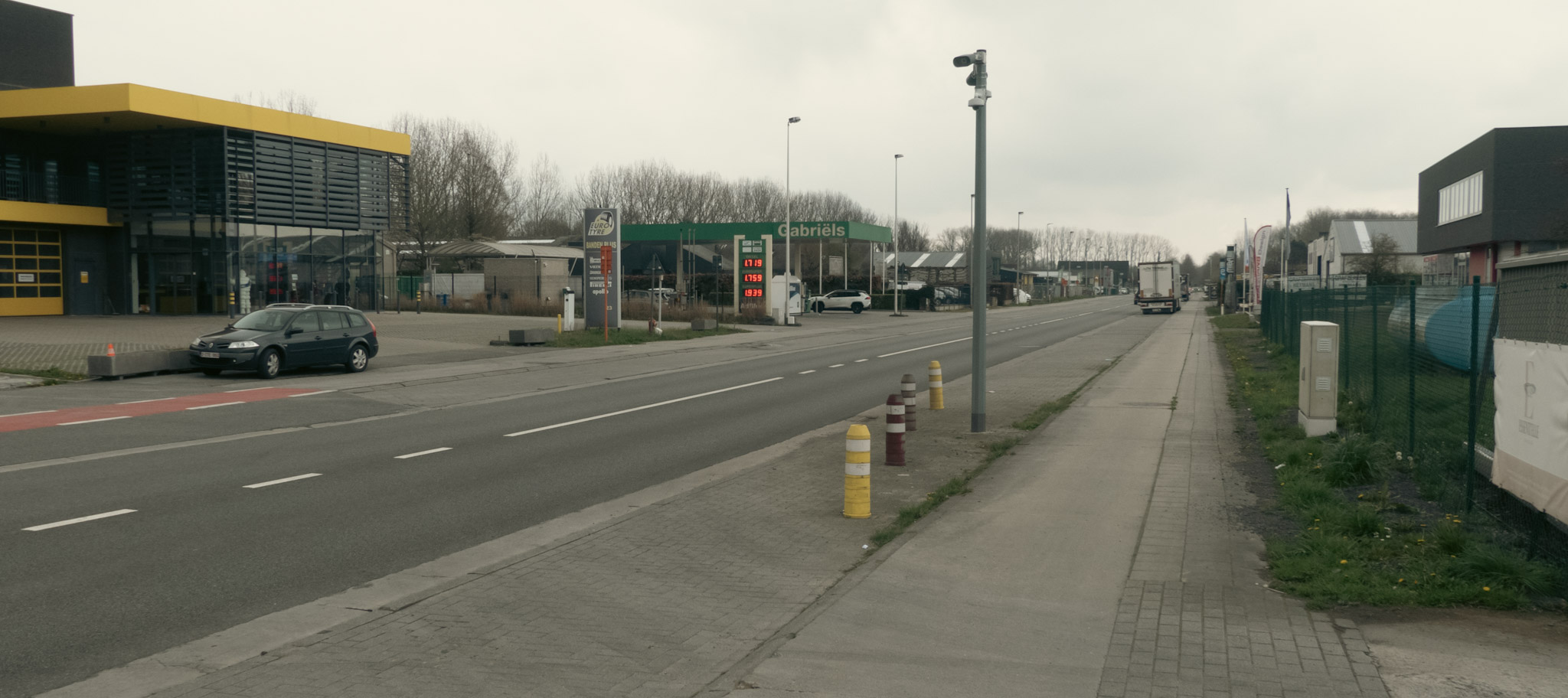 Typische Vlaamse lelijke steenweg