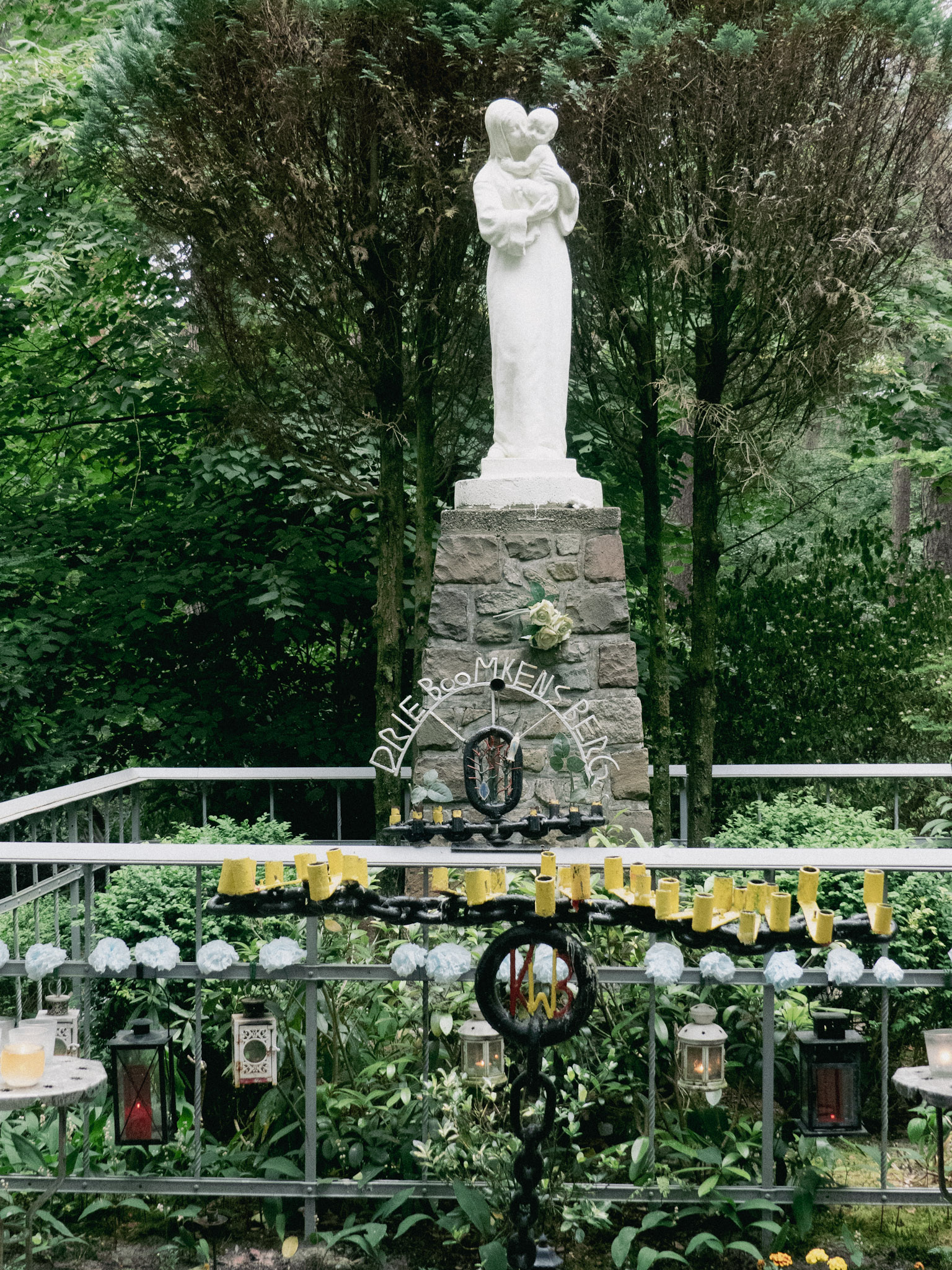 Mariabeeld in een bos, een bedevaartsoord