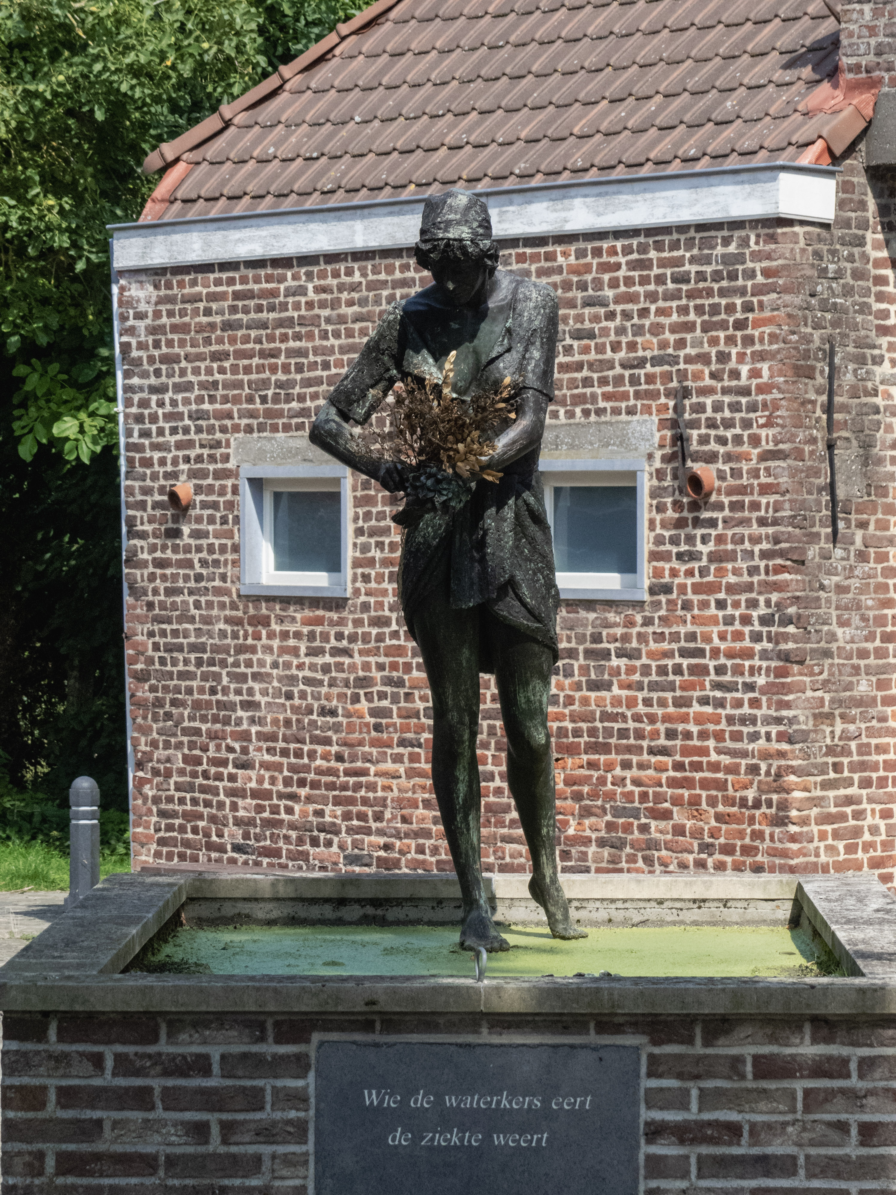 Beeld van een waterkers plukkend meisje in Roborst