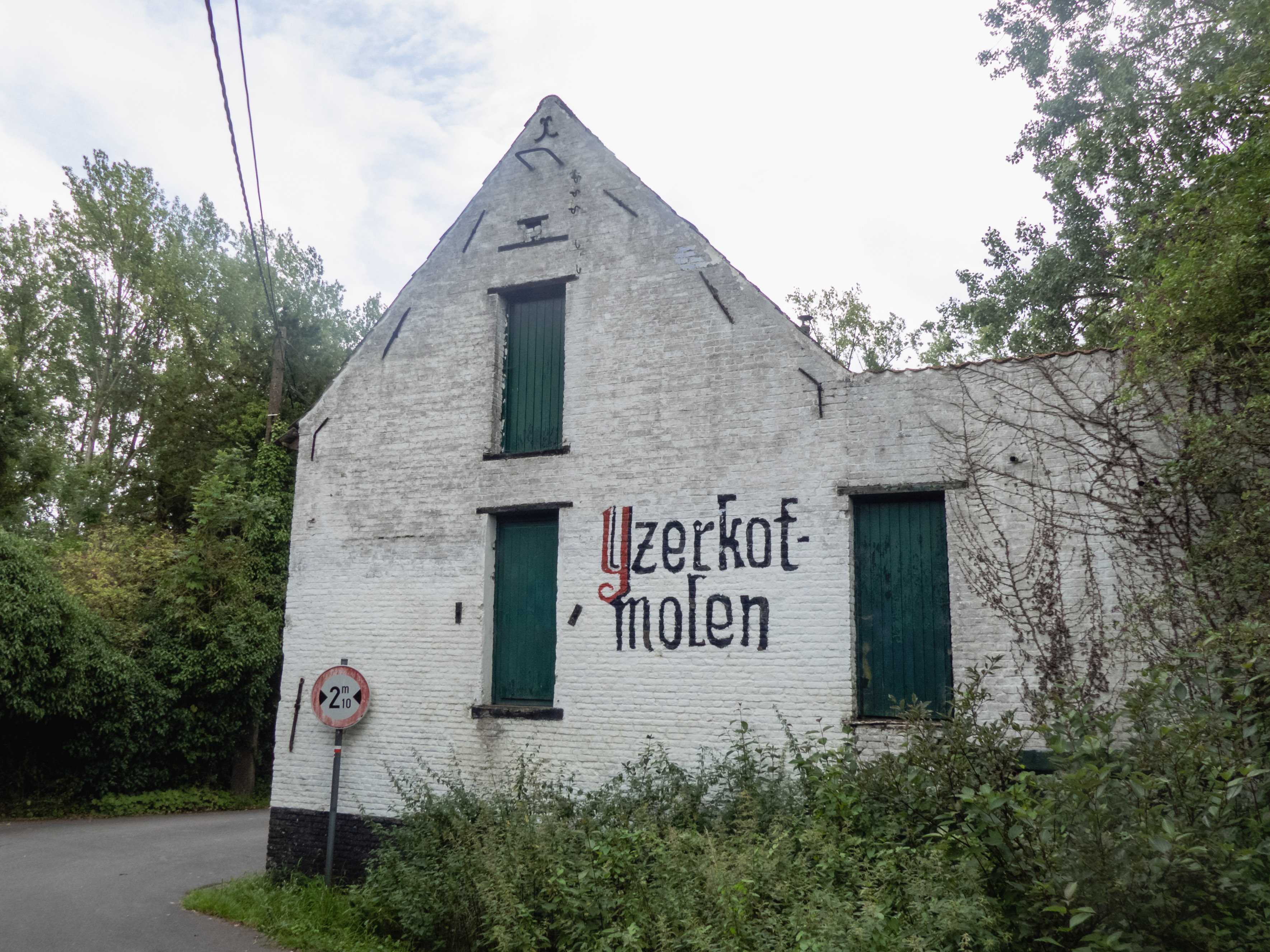 Een wit gebouw waar Ijzerkotmolen op staat