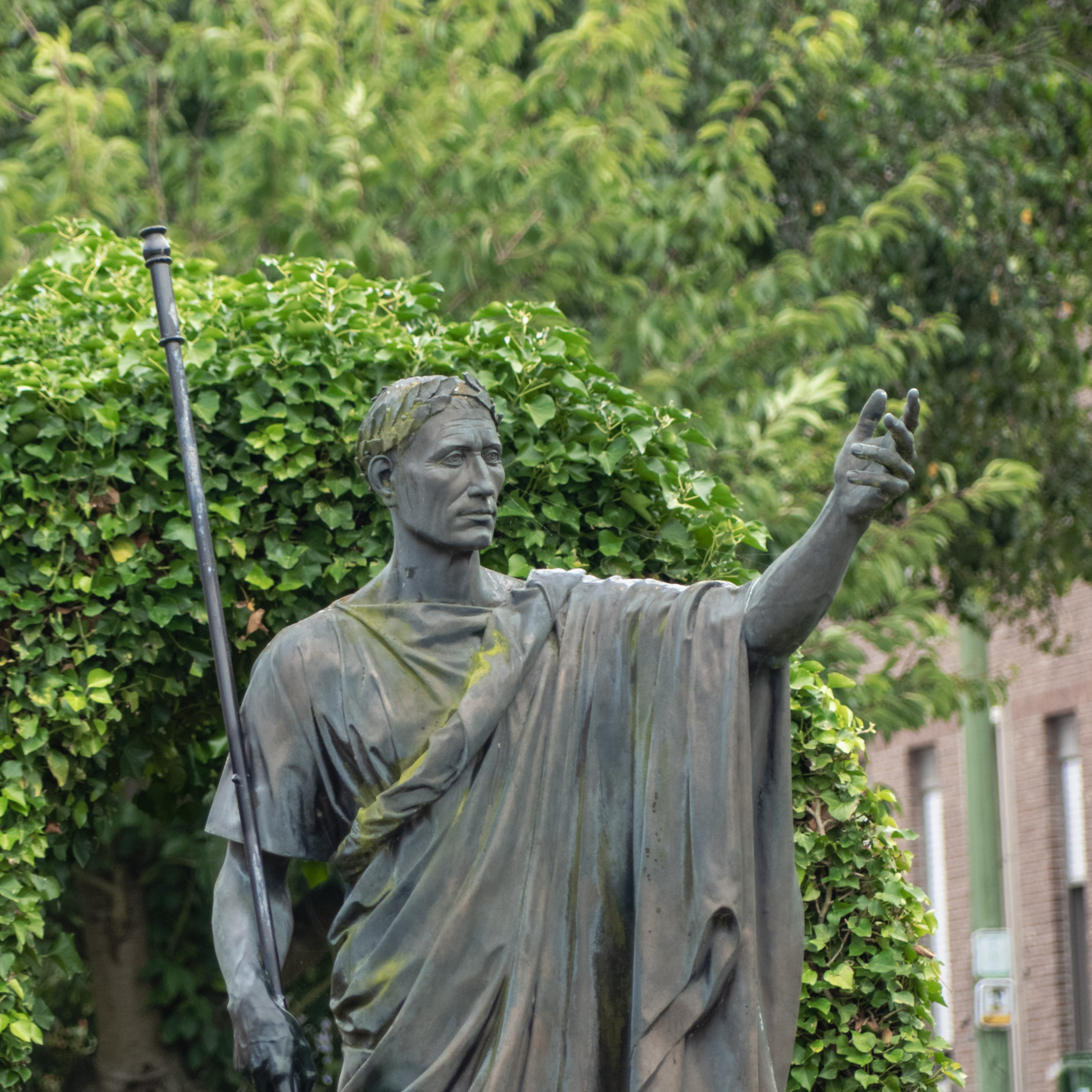 Een standbeeld van Julius Caesar dat om onbegrijpelijke redenen in Velzeke staat