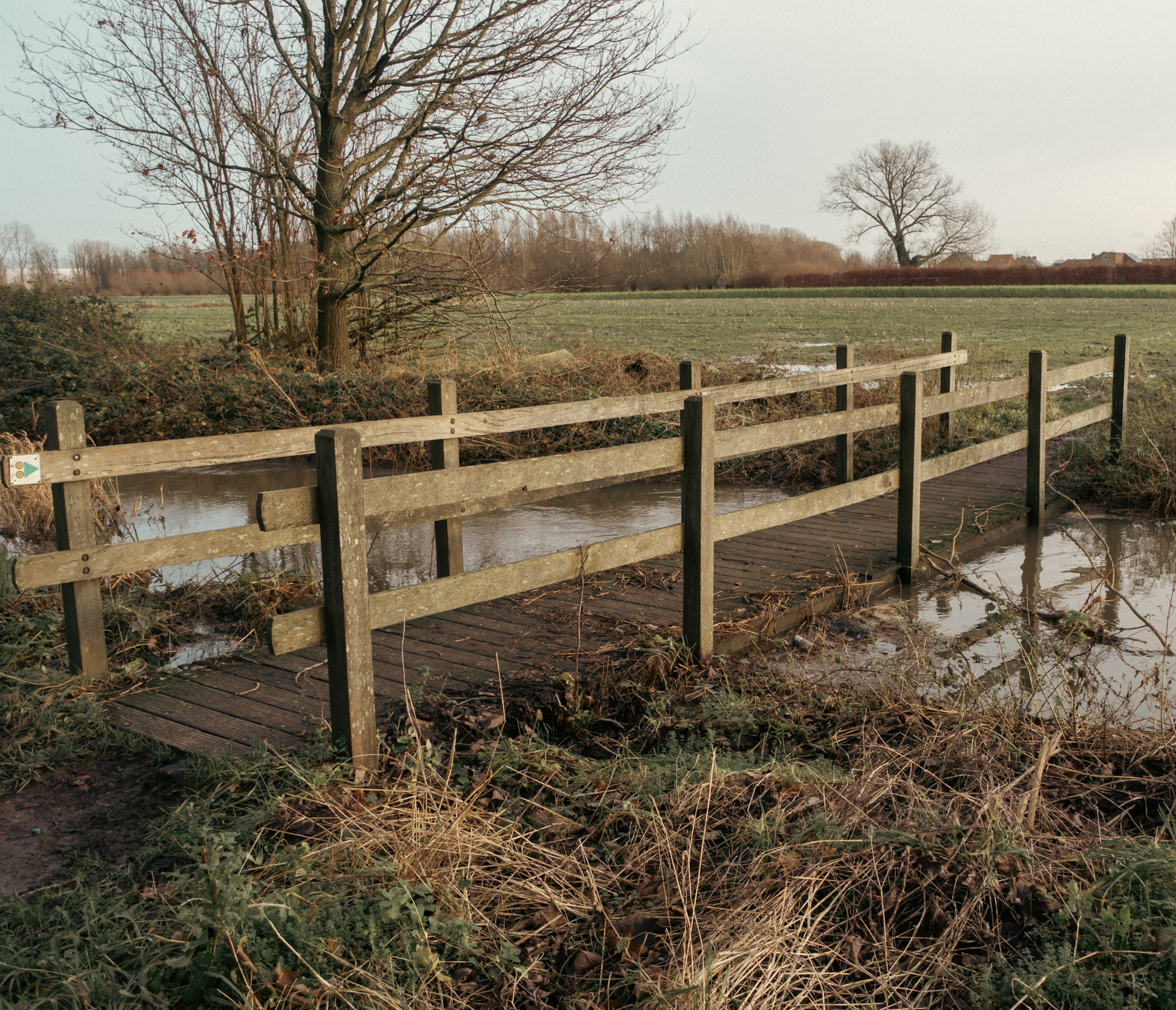 Een beek die bijna een brug overstroomd