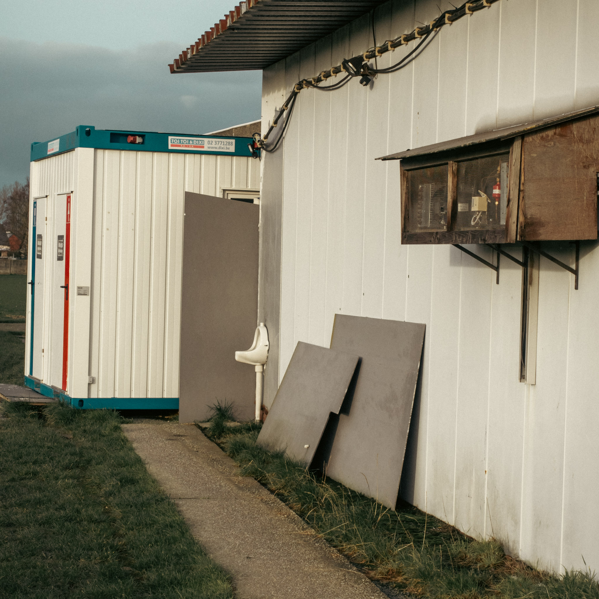 Een toilet op een vreemde plaats