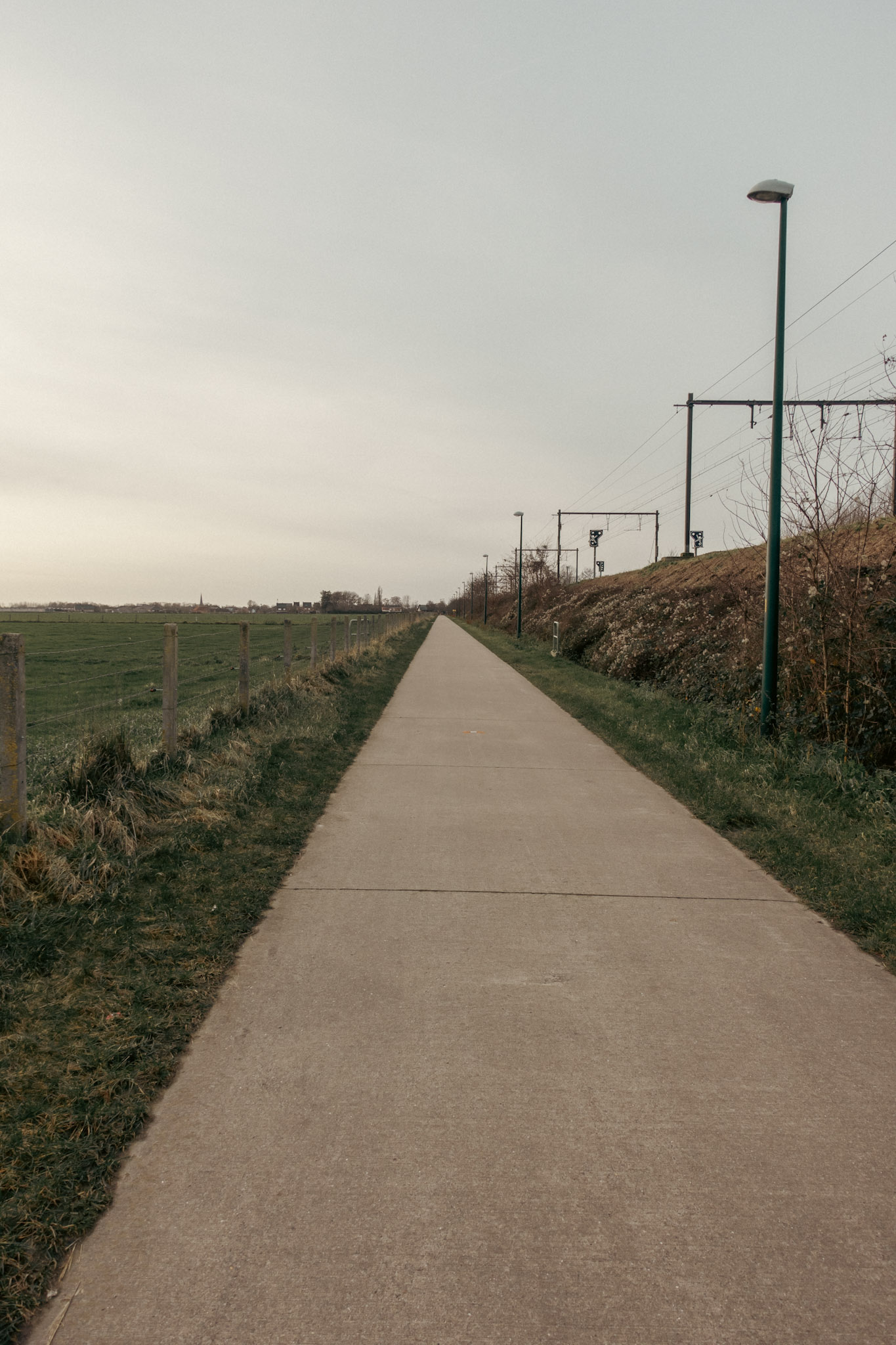 Een lange weg langs de spoorweg