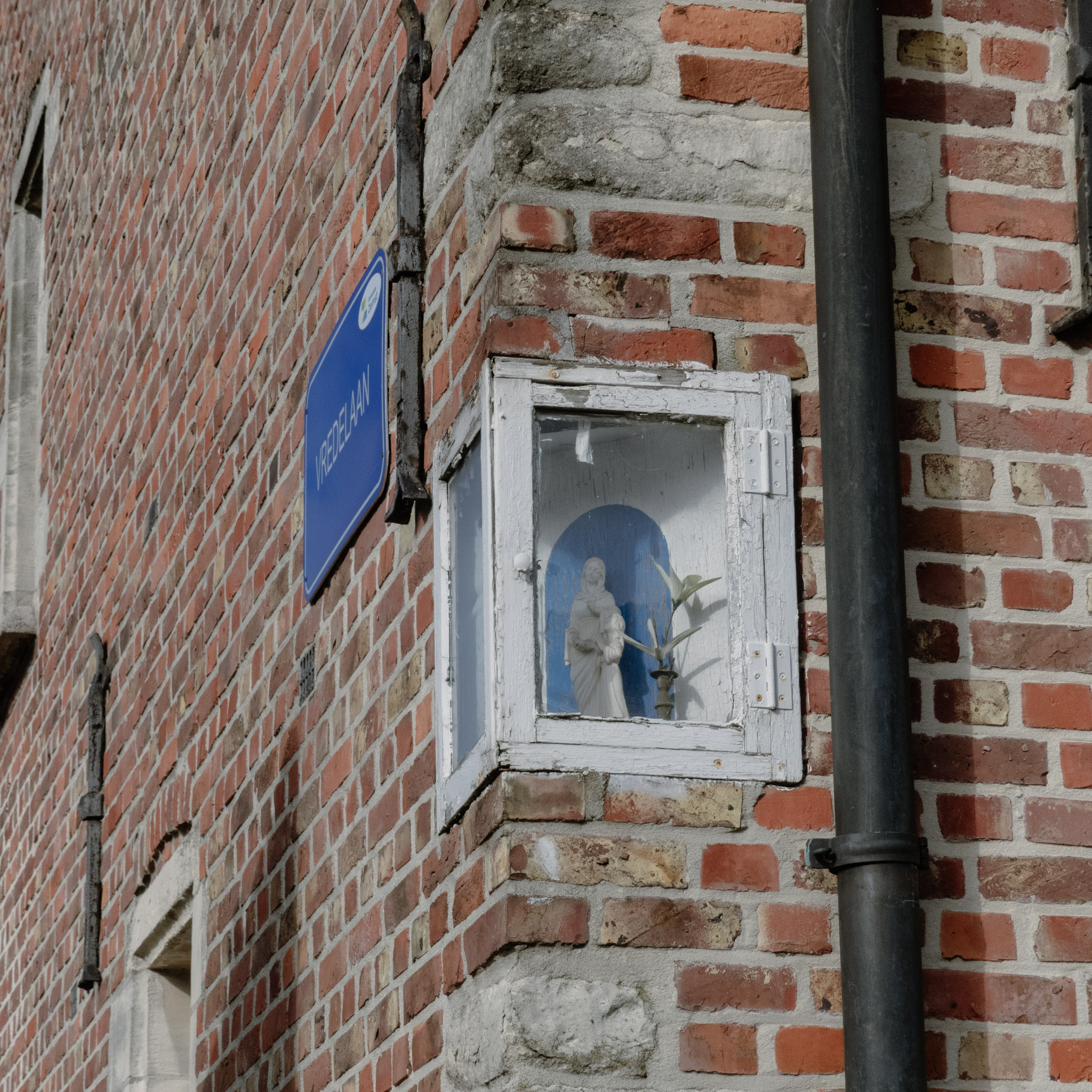 Mariabeeldje in een huis ingebouwd