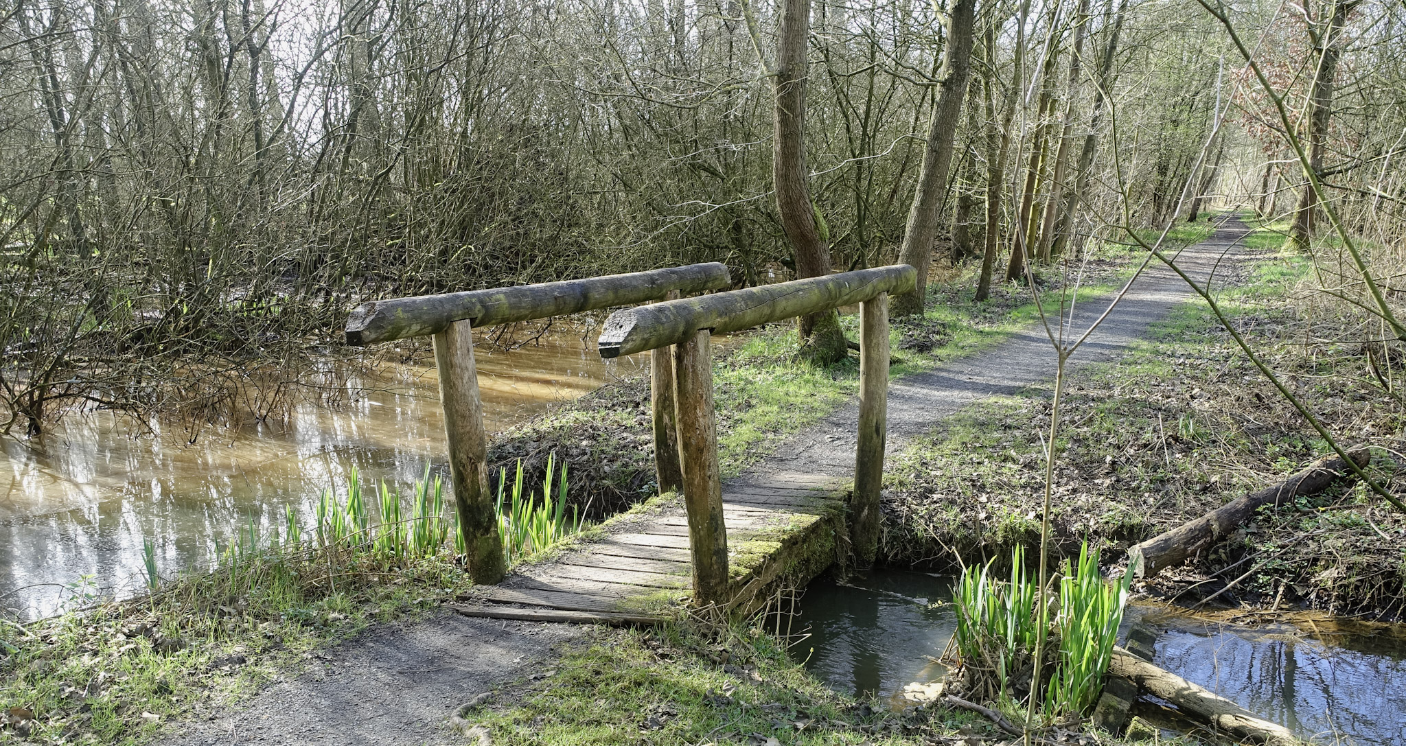 Een brug over een zeer hoogstaande beek