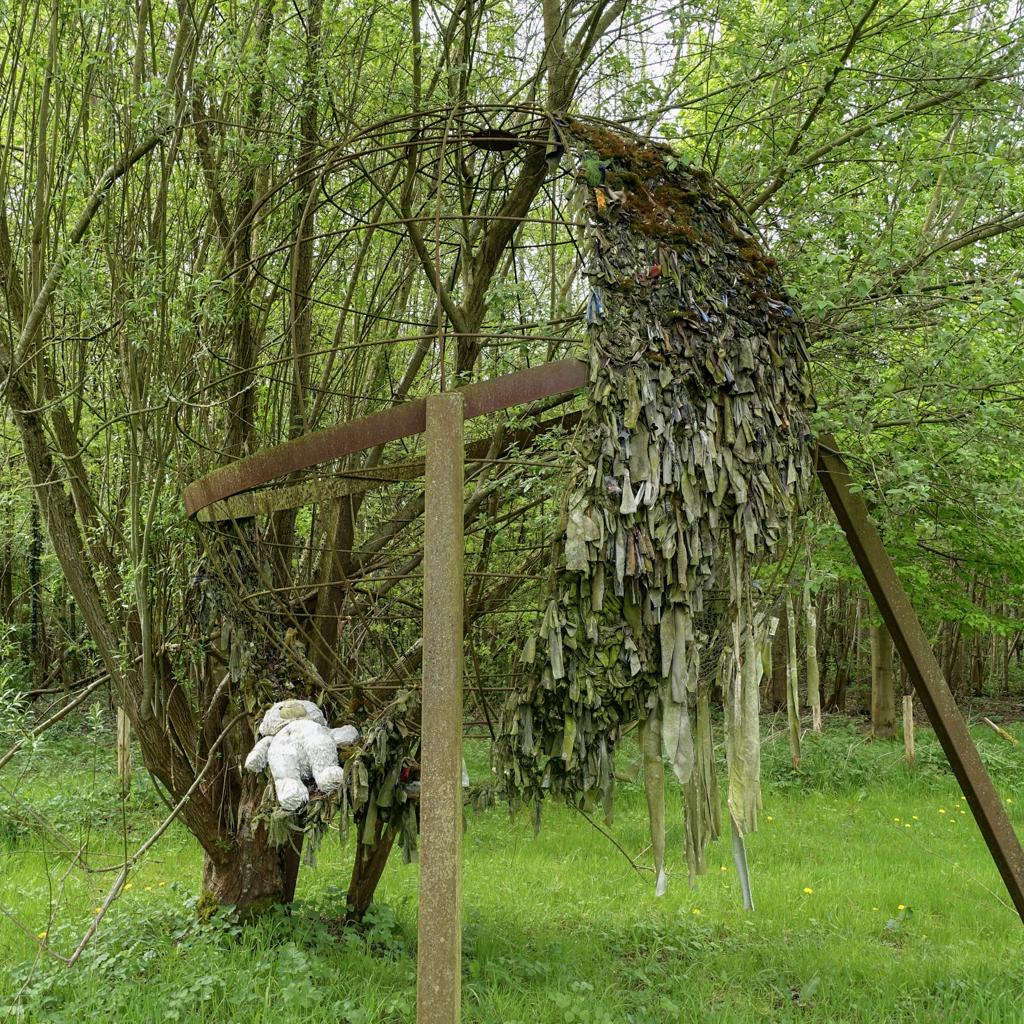 Een creepy kunstwerk in het witte kinderbos met een half vergane teddybeer