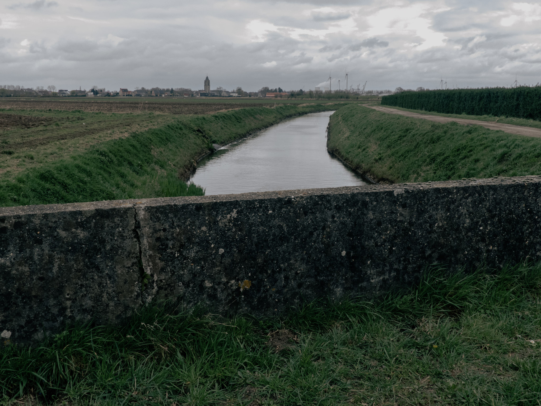 Beekje, getrokken vanaf een asbestbetonnen brug