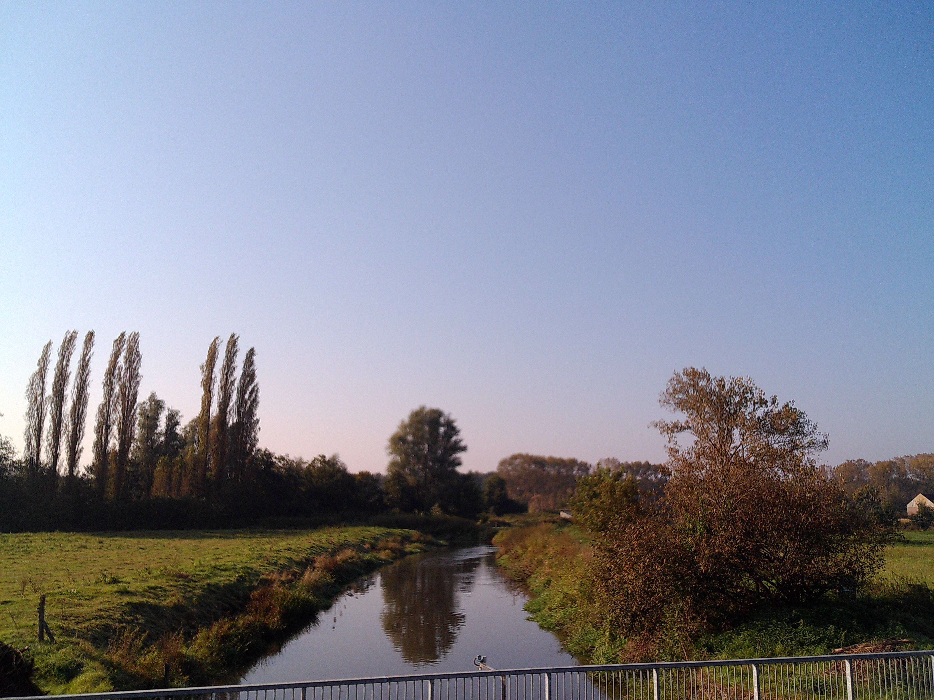meanderend water in het groen